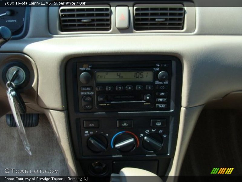 Super White / Oak 2000 Toyota Camry LE V6