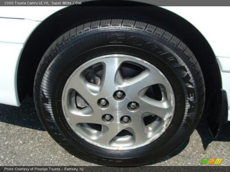 Super White / Oak 2000 Toyota Camry LE V6