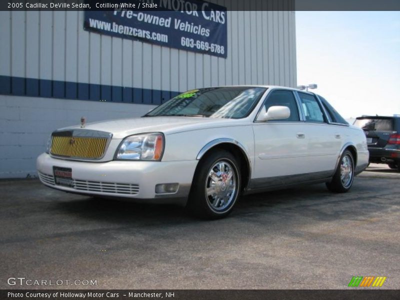 Cotillion White / Shale 2005 Cadillac DeVille Sedan