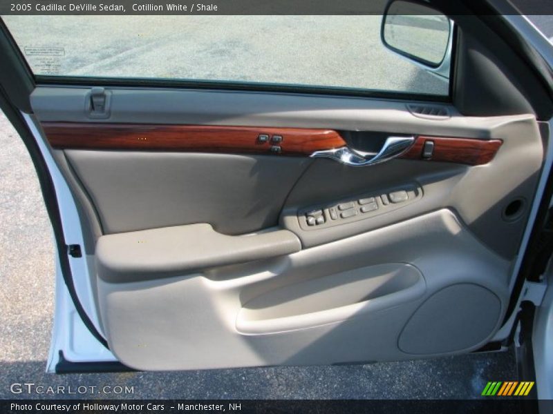 Cotillion White / Shale 2005 Cadillac DeVille Sedan