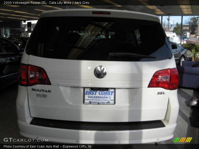 Calla Lilly White / Aero Grey 2009 Volkswagen Routan SEL