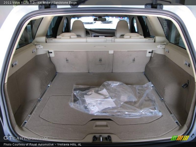 Ice White / Sandstone Beige 2011 Volvo XC70 3.2