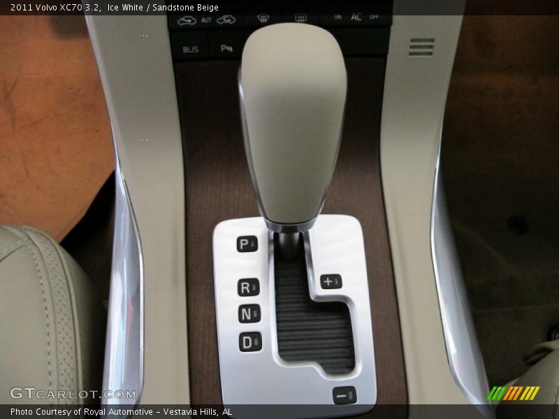 Ice White / Sandstone Beige 2011 Volvo XC70 3.2