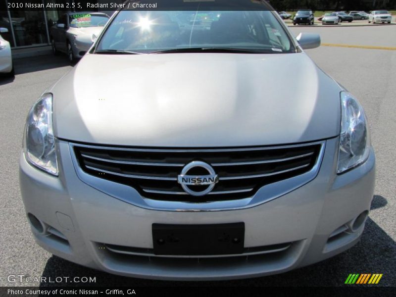 Radiant Silver / Charcoal 2010 Nissan Altima 2.5 S