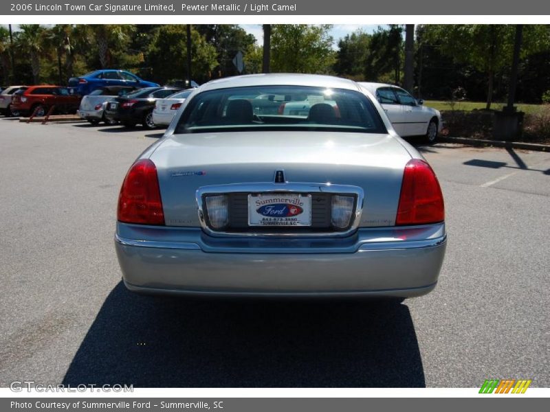 Pewter Metallic / Light Camel 2006 Lincoln Town Car Signature Limited