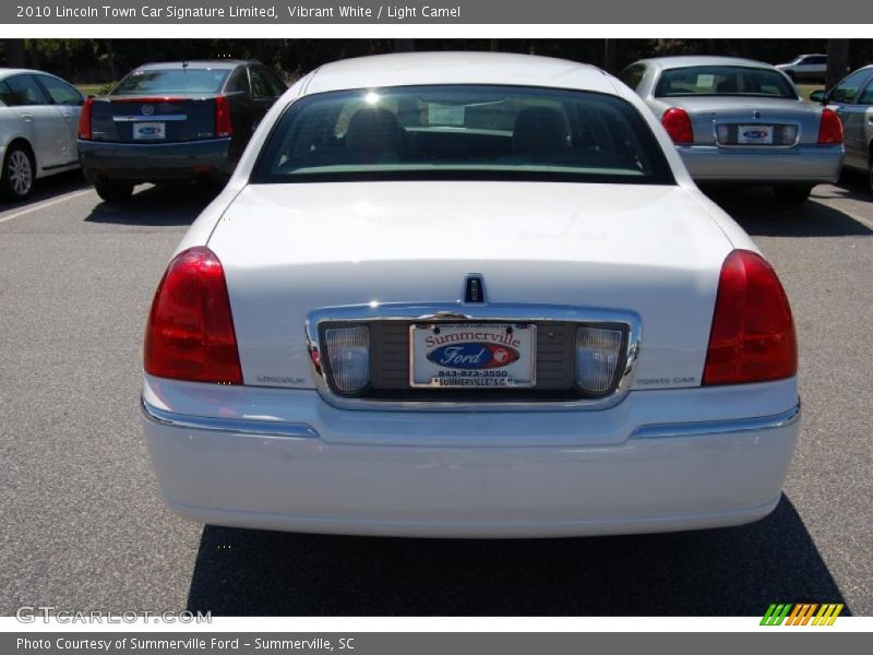 Vibrant White / Light Camel 2010 Lincoln Town Car Signature Limited
