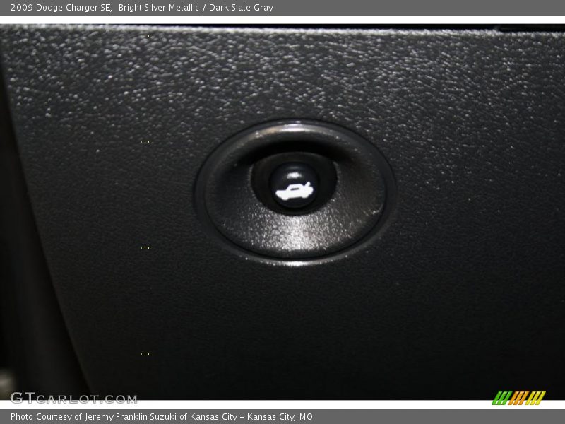 Bright Silver Metallic / Dark Slate Gray 2009 Dodge Charger SE