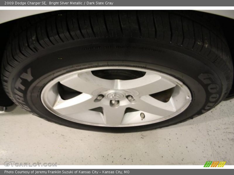 Bright Silver Metallic / Dark Slate Gray 2009 Dodge Charger SE