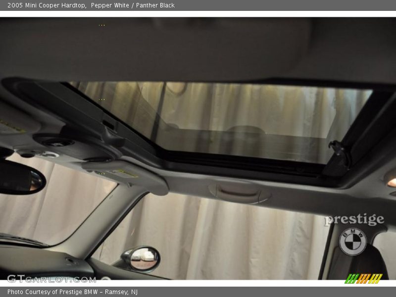 Pepper White / Panther Black 2005 Mini Cooper Hardtop