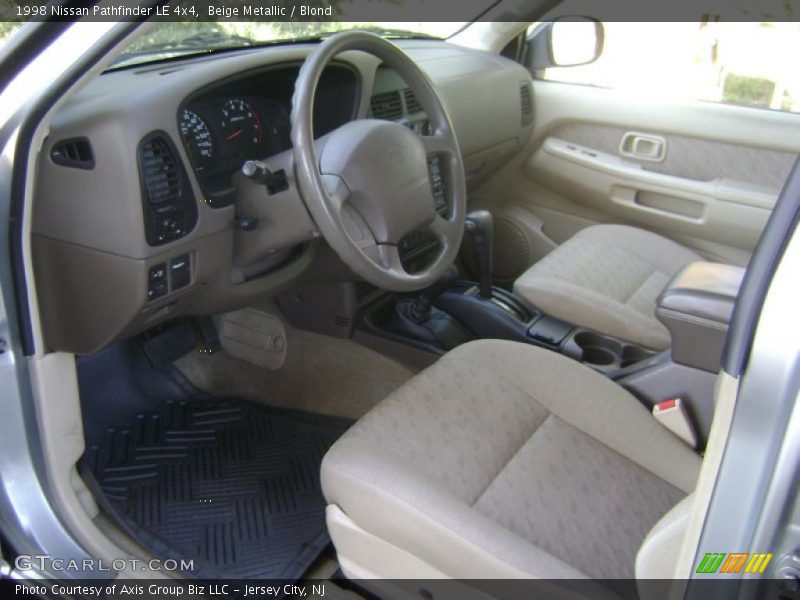 Beige Metallic / Blond 1998 Nissan Pathfinder LE 4x4