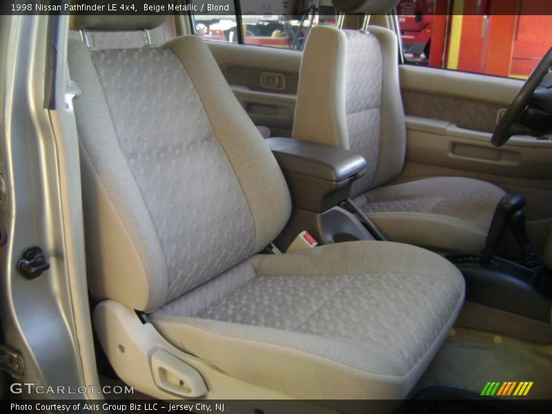 Beige Metallic / Blond 1998 Nissan Pathfinder LE 4x4