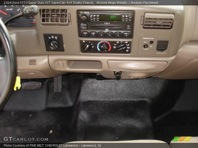Arizona Beige Metallic / Medium Parchment 2004 Ford F350 Super Duty XLT SuperCab 4x4 Dually Chassis
