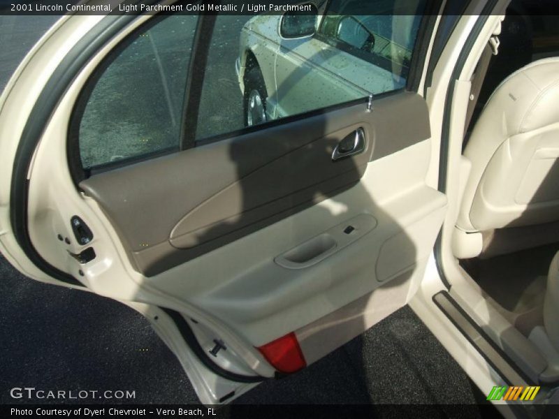 Light Parchment Gold Metallic / Light Parchment 2001 Lincoln Continental