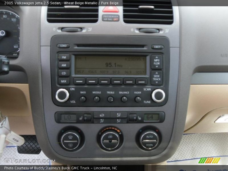 Wheat Beige Metallic / Pure Beige 2005 Volkswagen Jetta 2.5 Sedan