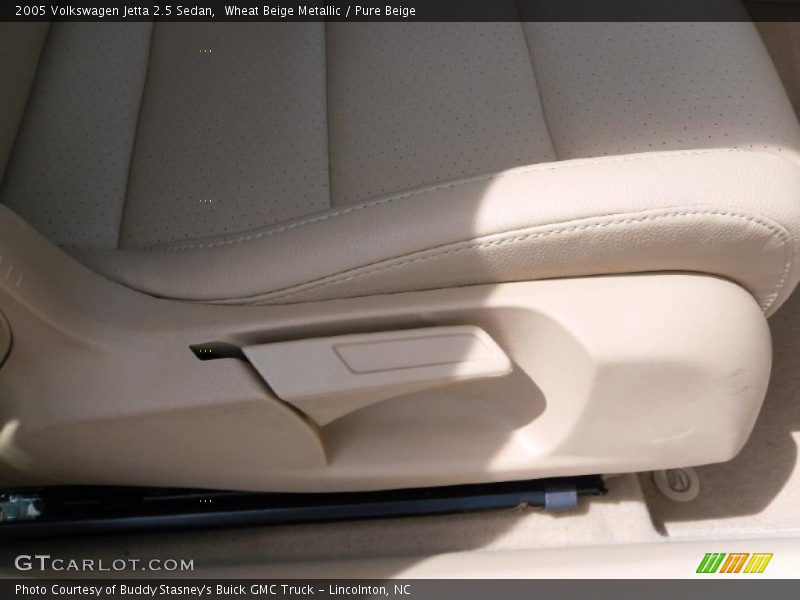 Wheat Beige Metallic / Pure Beige 2005 Volkswagen Jetta 2.5 Sedan