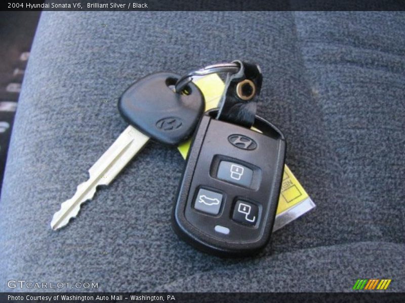 Brilliant Silver / Black 2004 Hyundai Sonata V6
