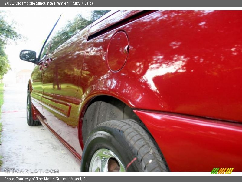 Ruby / Beige 2001 Oldsmobile Silhouette Premier