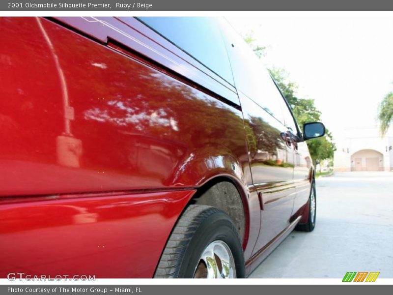 Ruby / Beige 2001 Oldsmobile Silhouette Premier