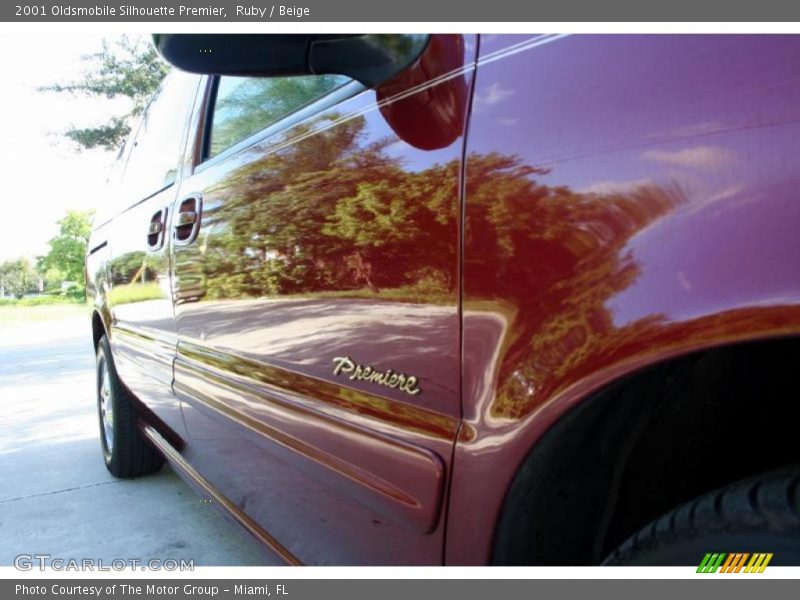 Ruby / Beige 2001 Oldsmobile Silhouette Premier