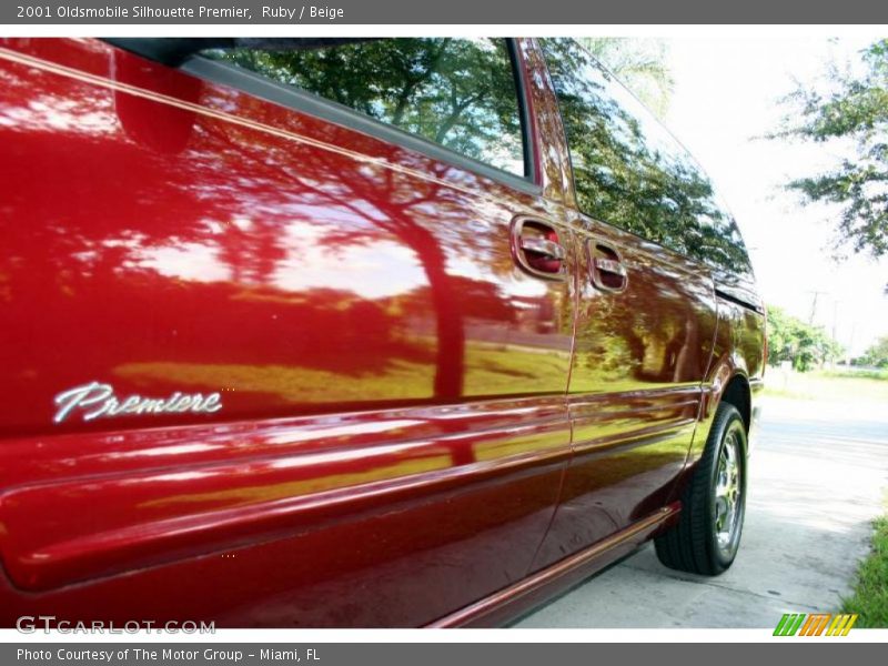 Ruby / Beige 2001 Oldsmobile Silhouette Premier