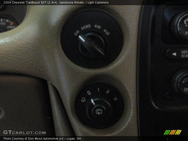 Sandstone Metallic / Light Cashmere 2004 Chevrolet TrailBlazer EXT LS 4x4