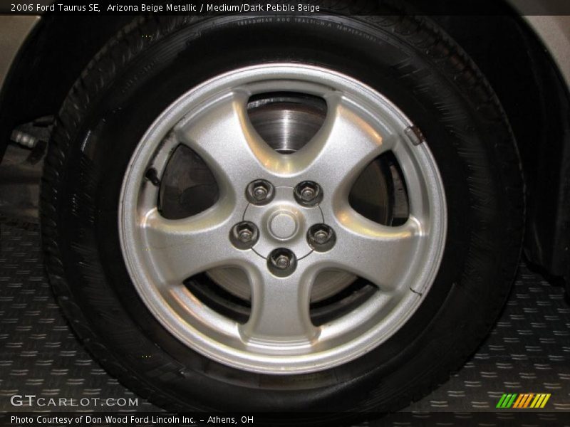 Arizona Beige Metallic / Medium/Dark Pebble Beige 2006 Ford Taurus SE