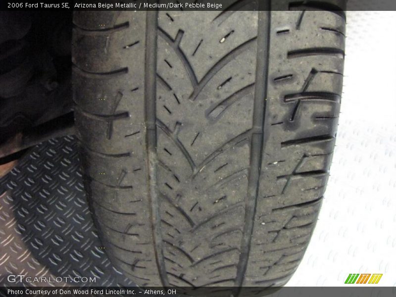 Arizona Beige Metallic / Medium/Dark Pebble Beige 2006 Ford Taurus SE