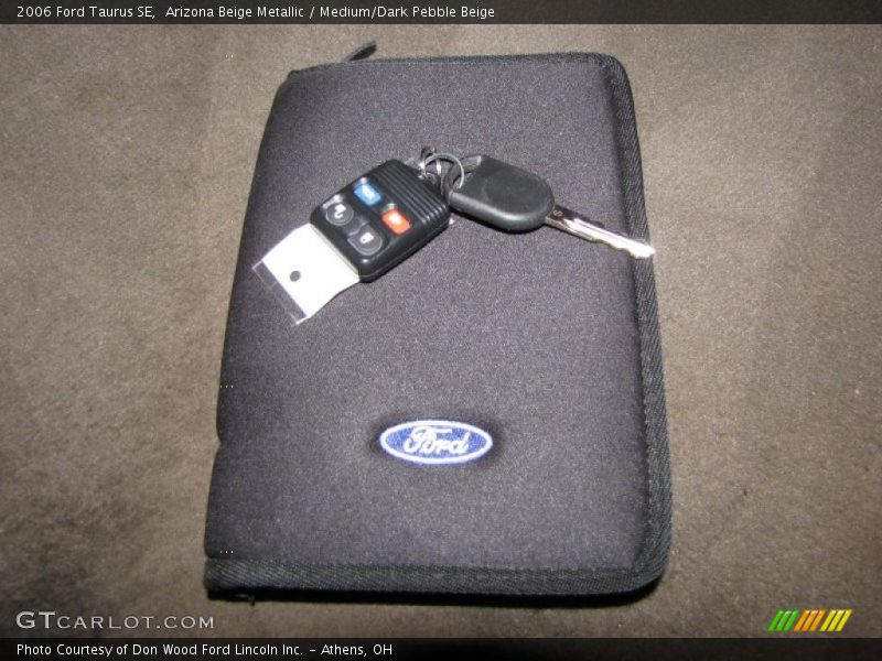 Arizona Beige Metallic / Medium/Dark Pebble Beige 2006 Ford Taurus SE