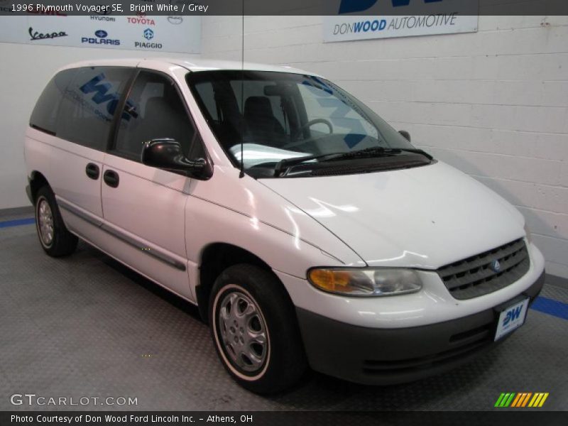 Bright White / Grey 1996 Plymouth Voyager SE