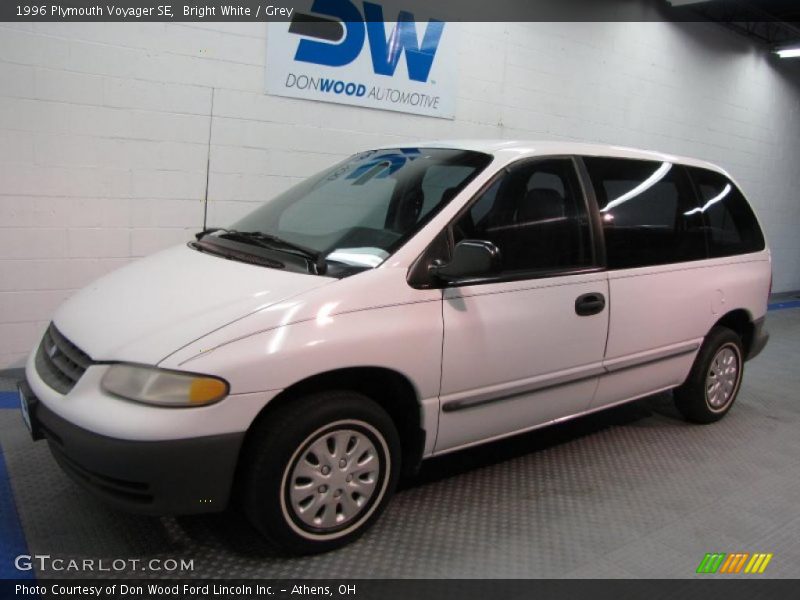 Bright White / Grey 1996 Plymouth Voyager SE