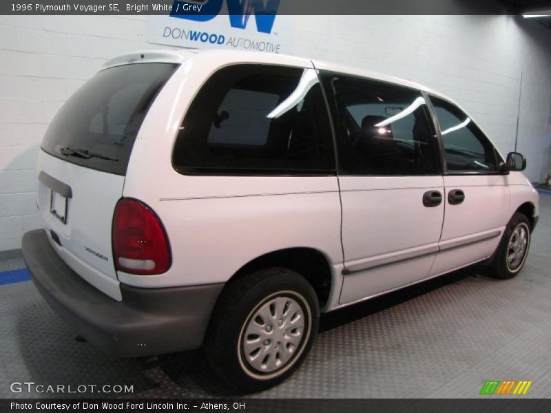 Bright White / Grey 1996 Plymouth Voyager SE