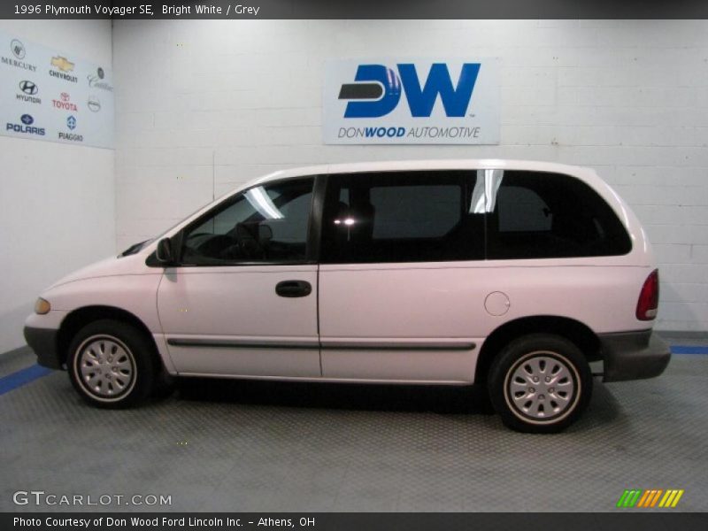 Bright White / Grey 1996 Plymouth Voyager SE