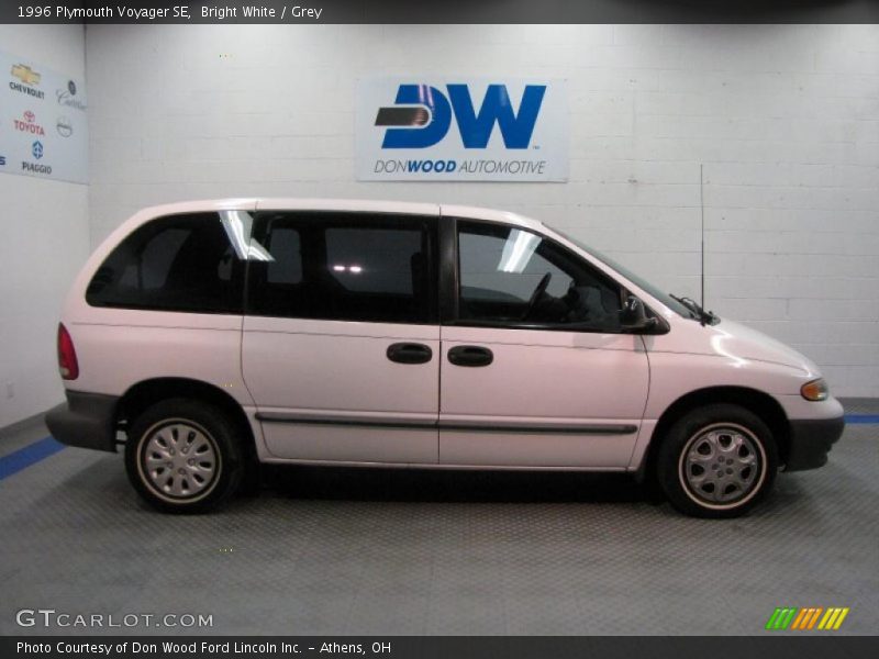 Bright White / Grey 1996 Plymouth Voyager SE
