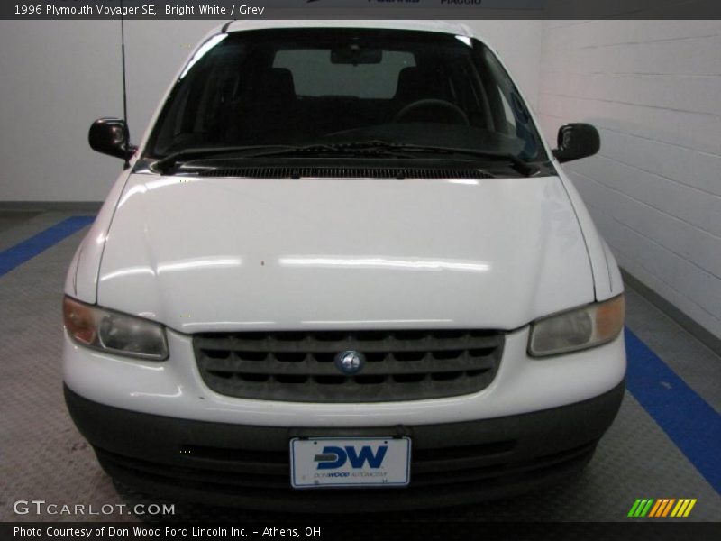 Bright White / Grey 1996 Plymouth Voyager SE
