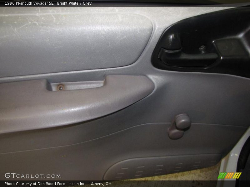 Bright White / Grey 1996 Plymouth Voyager SE