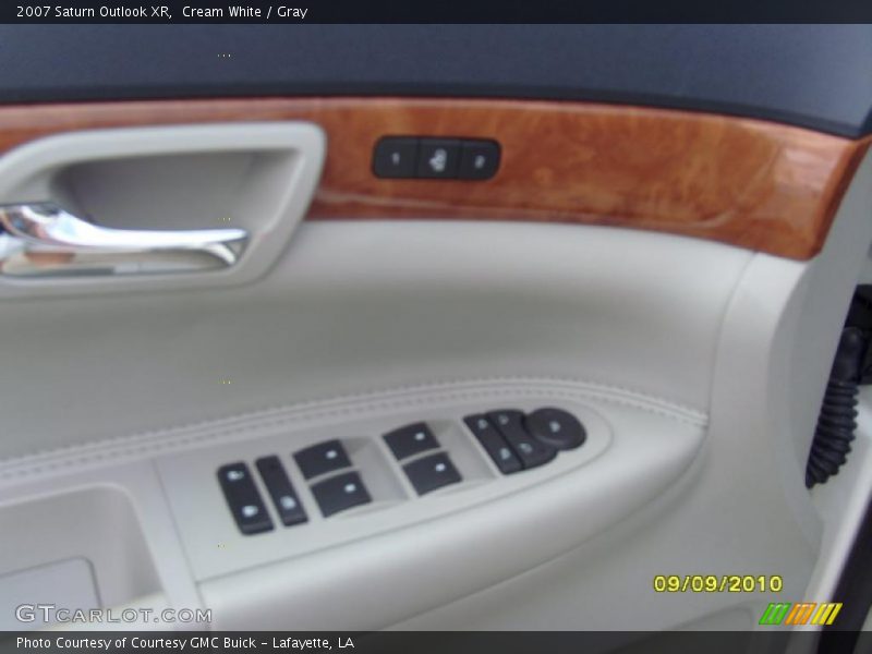 Cream White / Gray 2007 Saturn Outlook XR