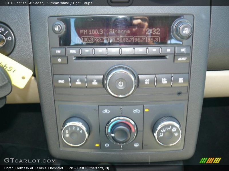 Summit White / Light Taupe 2010 Pontiac G6 Sedan