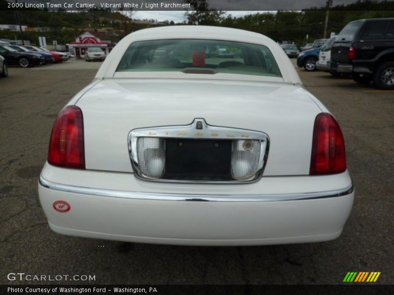 Vibrant White / Light Parchment 2000 Lincoln Town Car Cartier