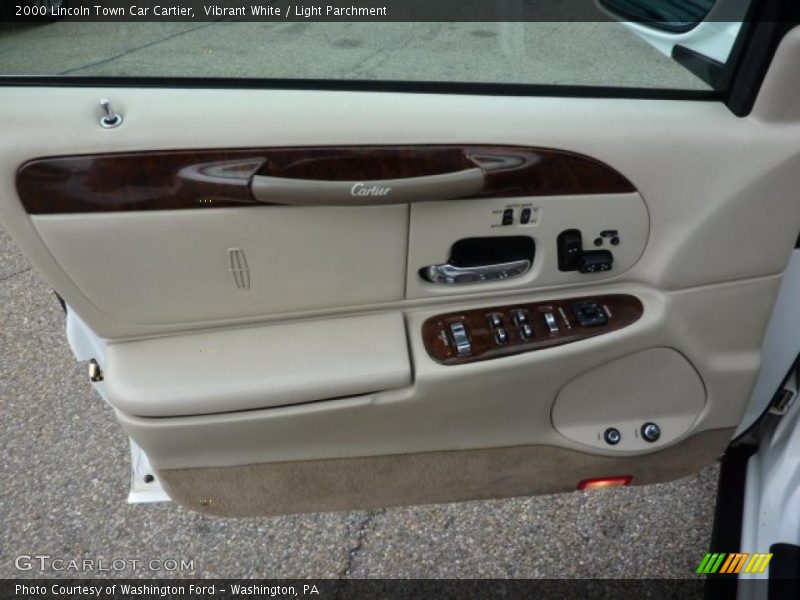 Vibrant White / Light Parchment 2000 Lincoln Town Car Cartier