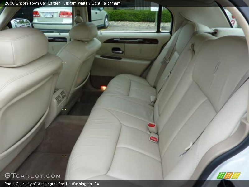 Vibrant White / Light Parchment 2000 Lincoln Town Car Cartier