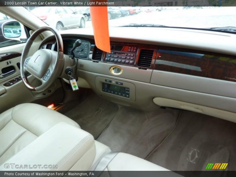 Vibrant White / Light Parchment 2000 Lincoln Town Car Cartier