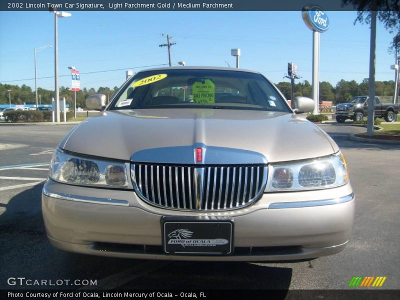 Light Parchment Gold / Medium Parchment 2002 Lincoln Town Car Signature