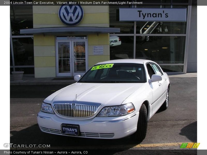 Vibrant White / Medium Dark Parchment/Light Parchment 2004 Lincoln Town Car Executive