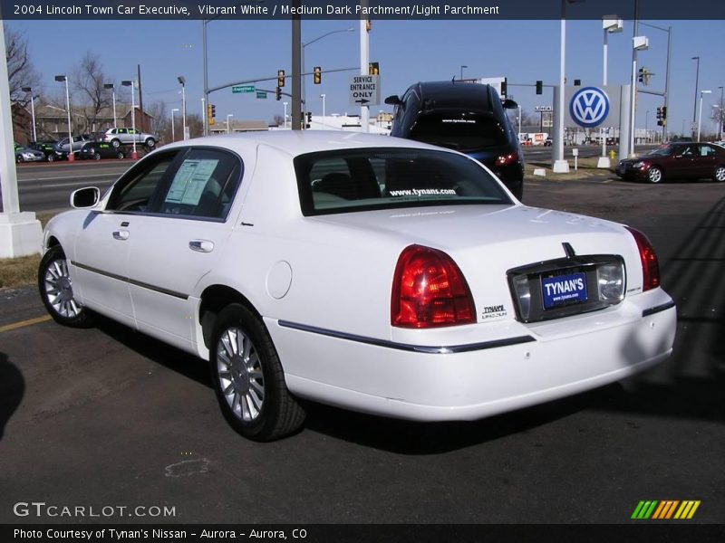 Vibrant White / Medium Dark Parchment/Light Parchment 2004 Lincoln Town Car Executive