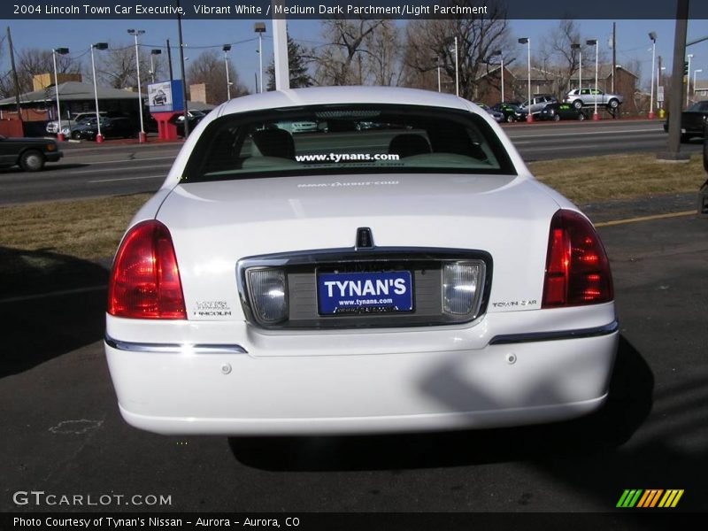 Vibrant White / Medium Dark Parchment/Light Parchment 2004 Lincoln Town Car Executive