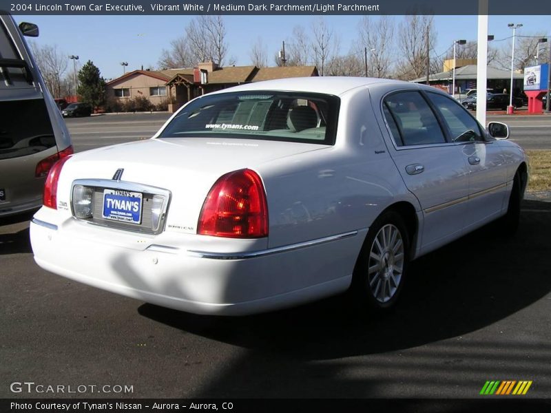 Vibrant White / Medium Dark Parchment/Light Parchment 2004 Lincoln Town Car Executive