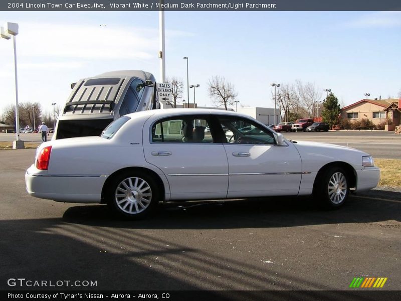 Vibrant White / Medium Dark Parchment/Light Parchment 2004 Lincoln Town Car Executive