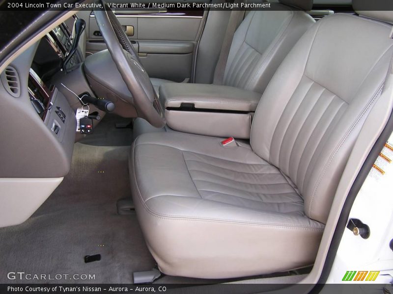 Vibrant White / Medium Dark Parchment/Light Parchment 2004 Lincoln Town Car Executive