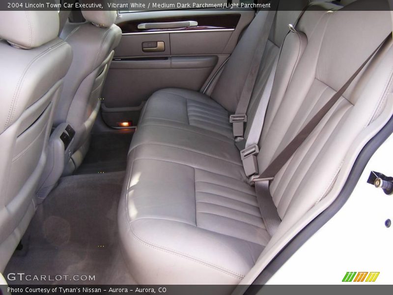 Vibrant White / Medium Dark Parchment/Light Parchment 2004 Lincoln Town Car Executive
