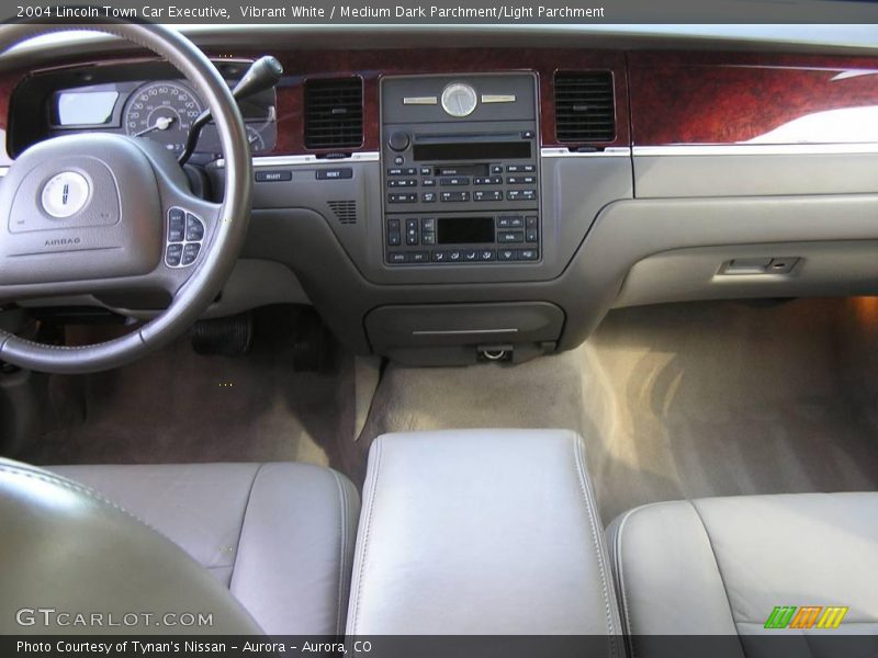 Vibrant White / Medium Dark Parchment/Light Parchment 2004 Lincoln Town Car Executive